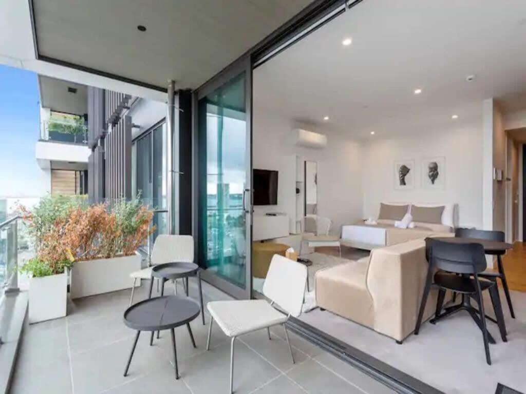 Sleek Modern Studio With Balcony Окленд Экстерьер фото