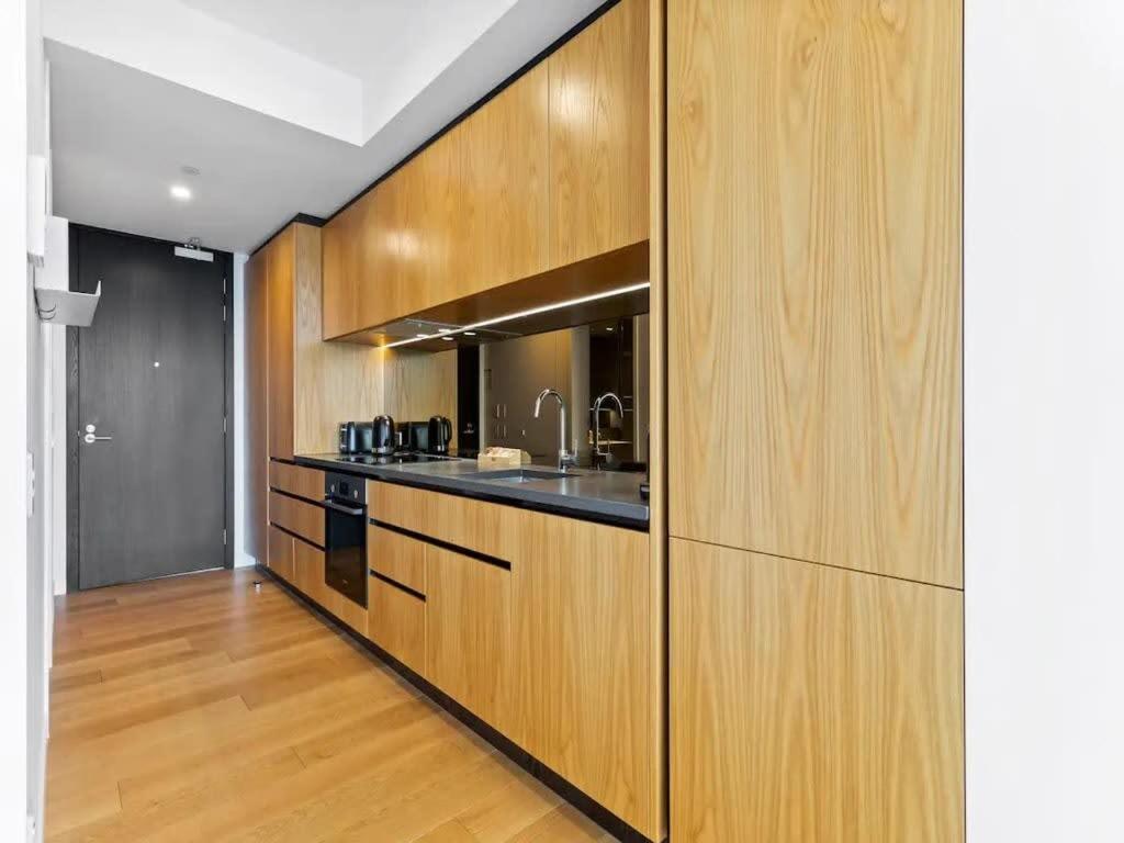 Sleek Modern Studio With Balcony Окленд Экстерьер фото