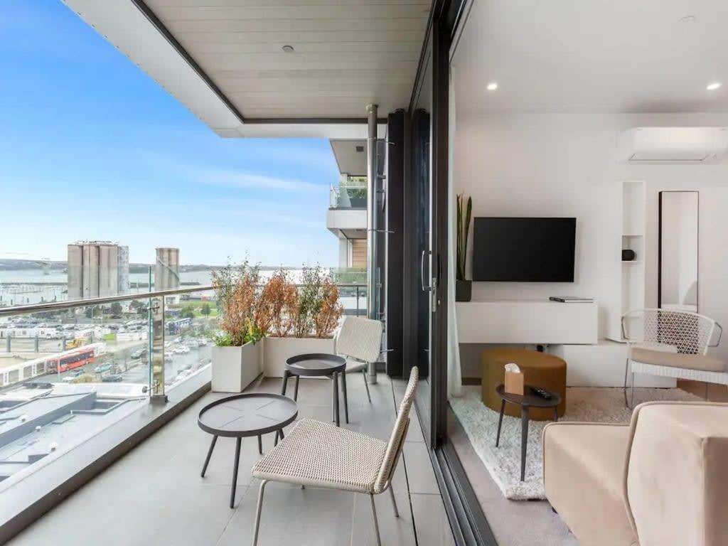Sleek Modern Studio With Balcony Окленд Экстерьер фото